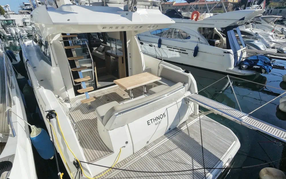 slider 10 Prestige Yachts 420 Fly