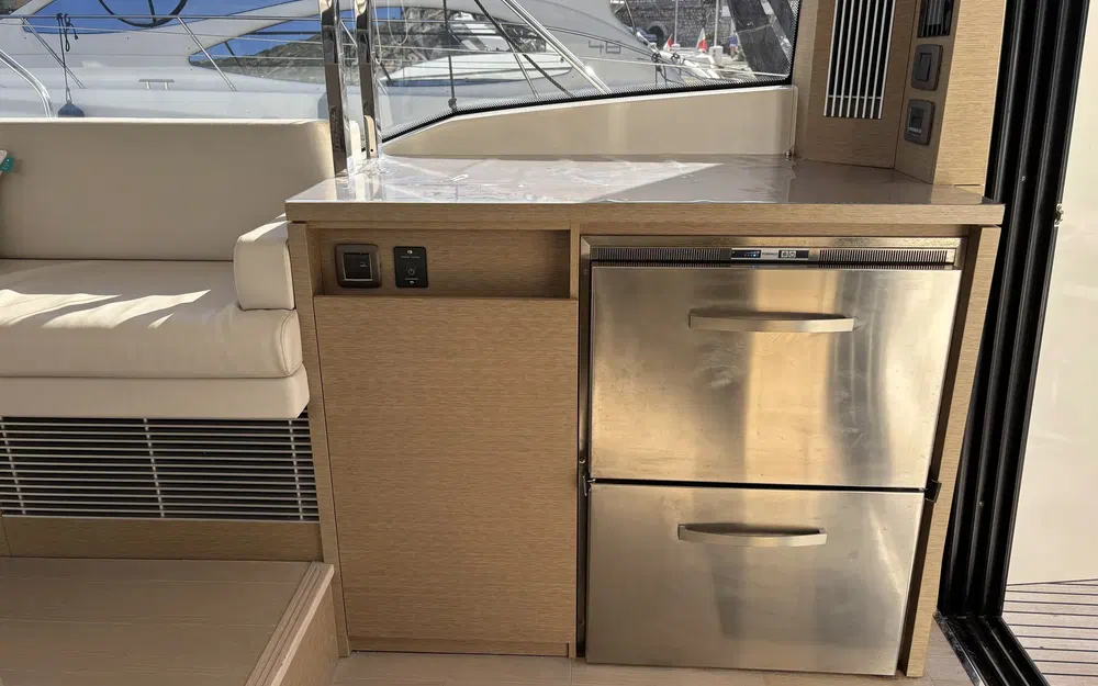 slider 18 Prestige Yachts 420 Fly