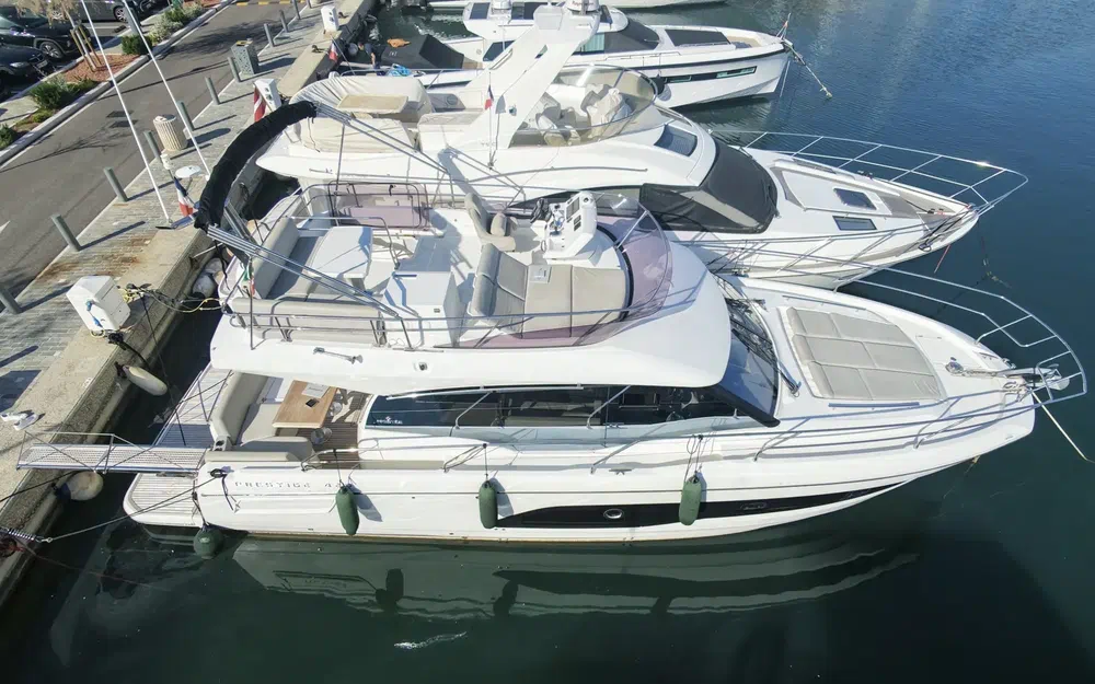 slider 2 Prestige Yachts 420 Fly