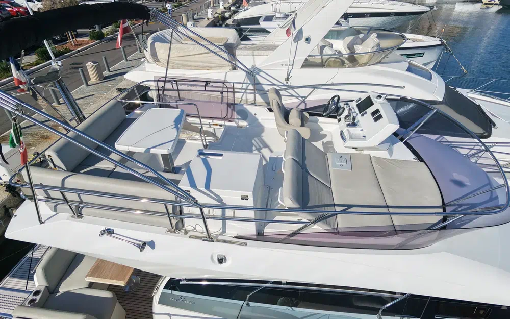 slider 3 Prestige Yachts 420 Fly