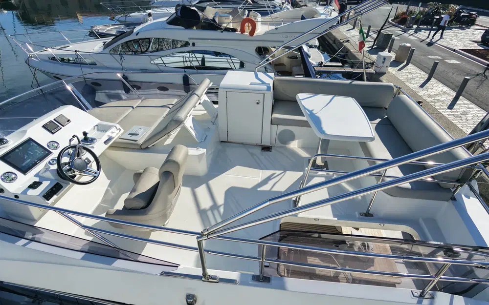 slider 4 Prestige Yachts 420 Fly