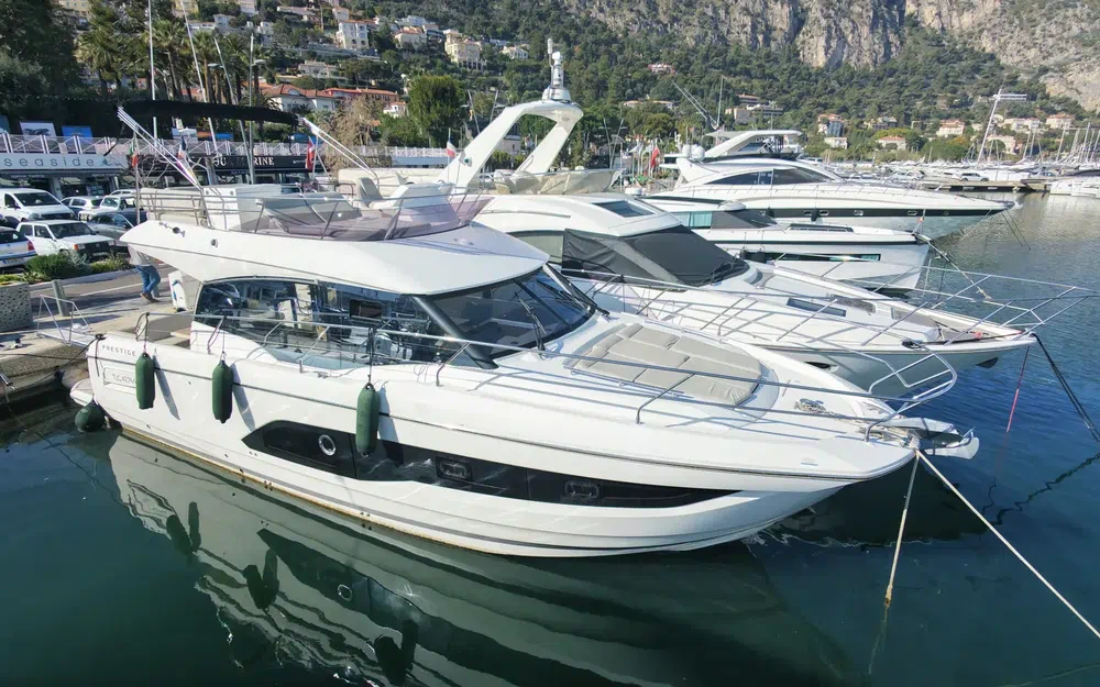 slider 8 Prestige Yachts 420 Fly