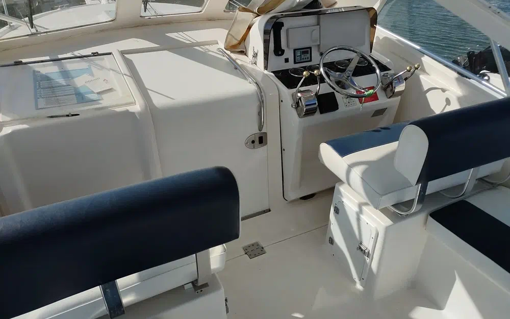 slider 17 Luhrs 30 Open