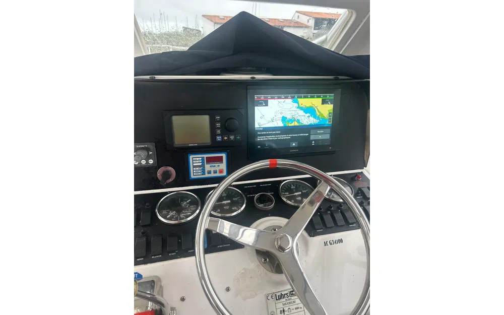 slider 23 Luhrs 30 Open