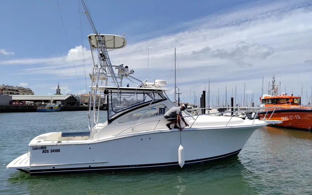 slider 2 Luhrs 30 Open