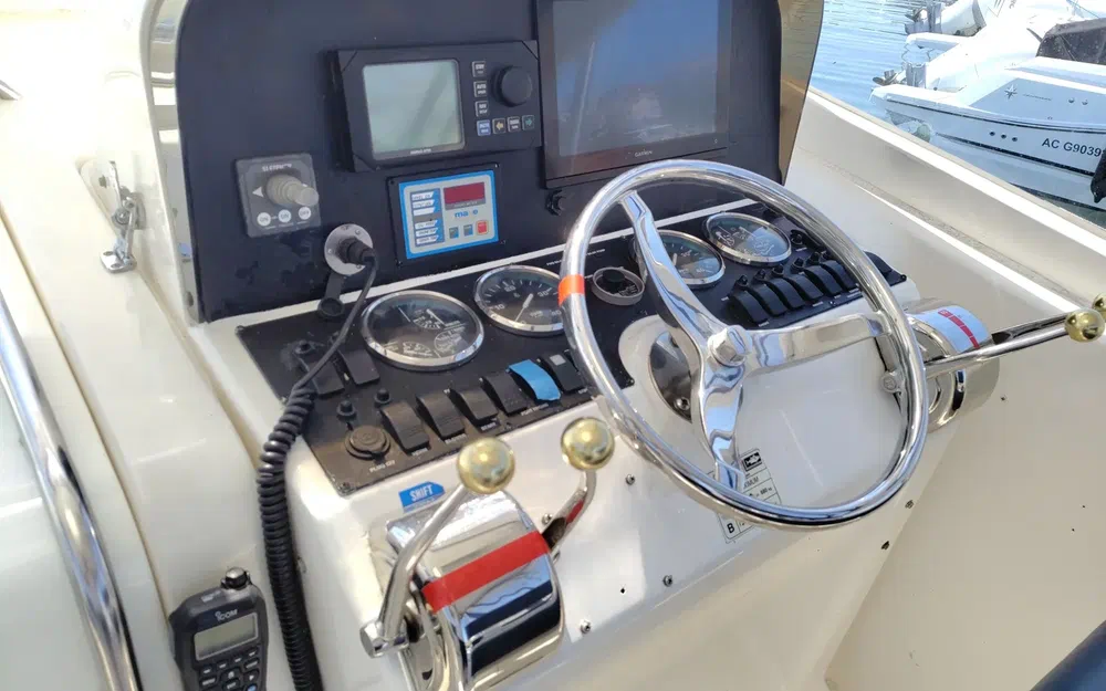 slider 23 Luhrs 30 Open