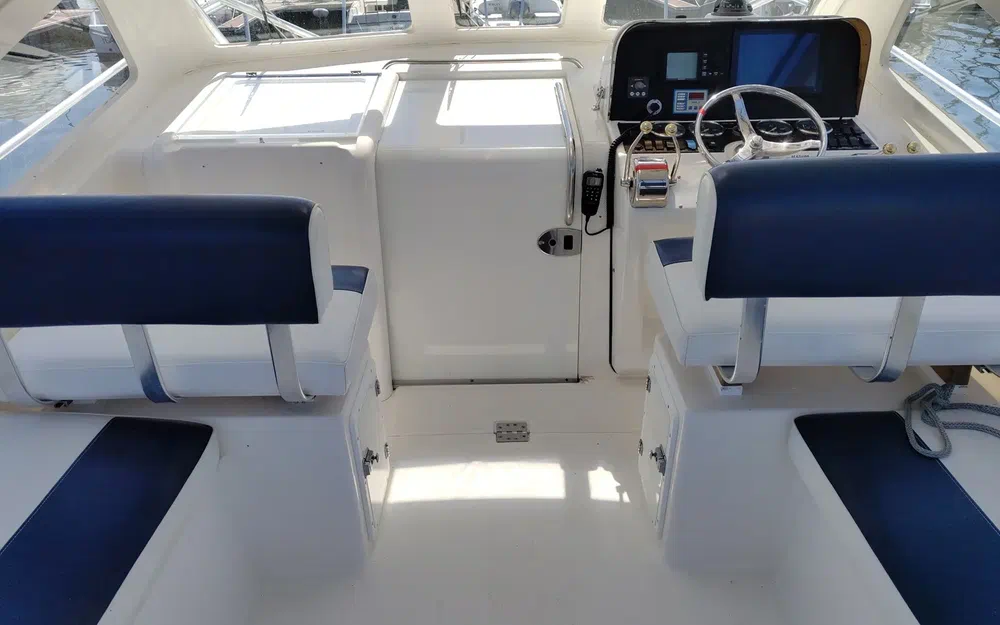 slider 22 Luhrs 30 Open