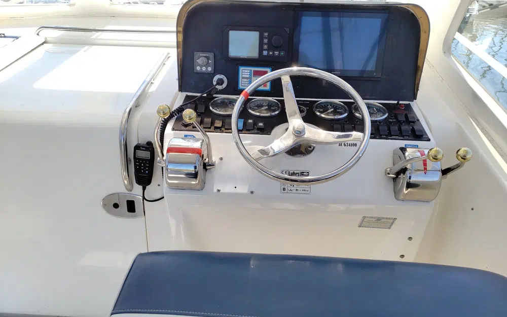 slider 24 Luhrs 30 Open