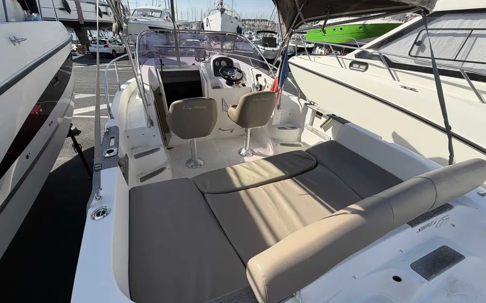 slider 0 B2 Marine 652 Cabin Cruiser
