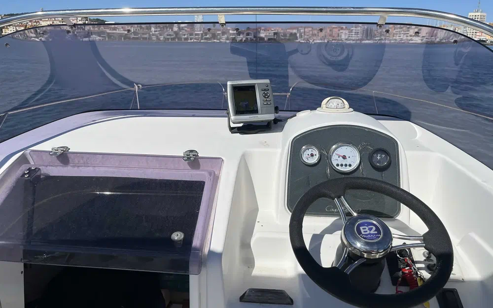 slider 9 B2 Marine 652 Cabin Cruiser