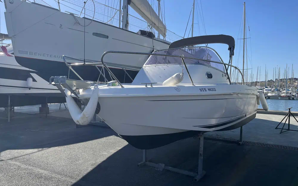 slider 1 B2 Marine 652 Cabin Cruiser