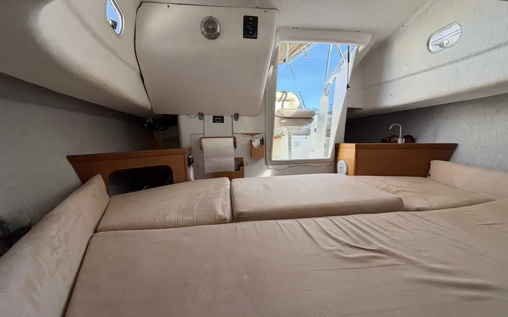 slider 3 B2 Marine 652 Cabin Cruiser