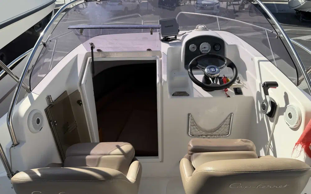slider 5 B2 Marine 652 Cabin Cruiser