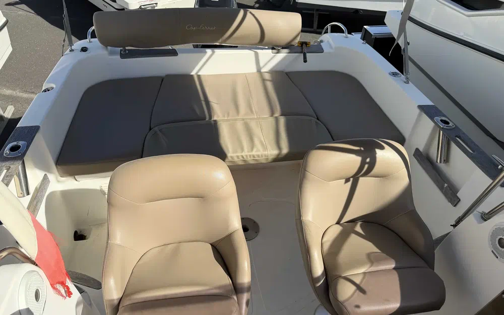 slider 6 B2 Marine 652 Cabin Cruiser