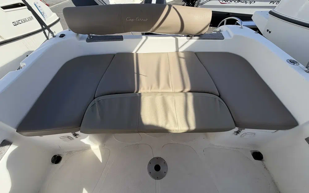 slider 7 B2 Marine 652 Cabin Cruiser