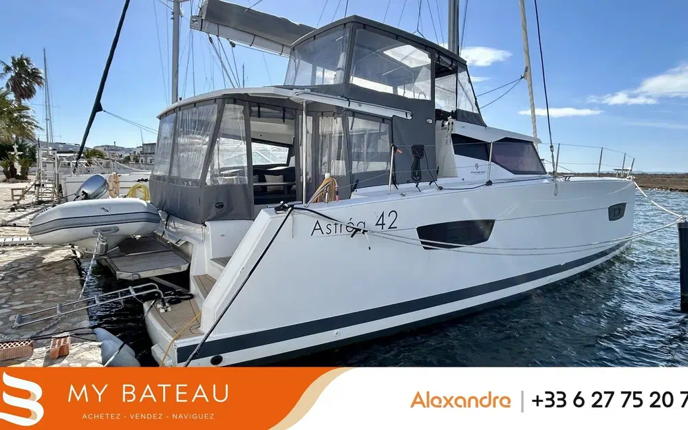slider 0 Fountaine Pajot Astrea 42