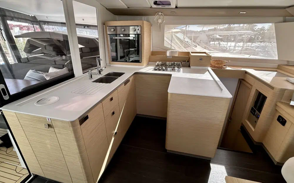 slider 10 Fountaine Pajot Astrea 42