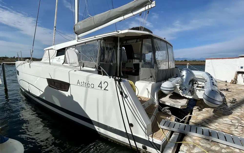 slider 1 Fountaine Pajot Astrea 42