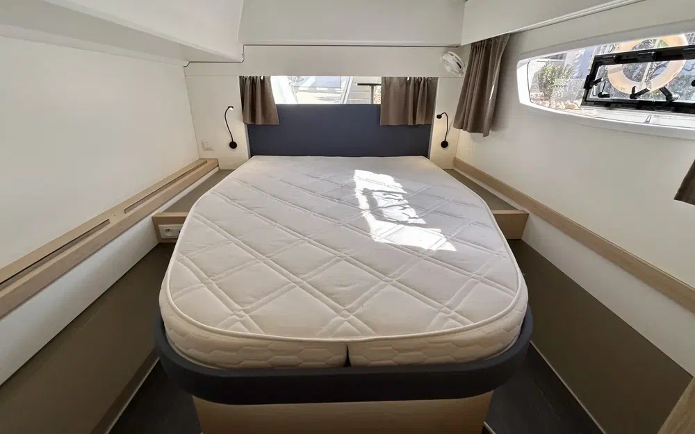 slider 19 Fountaine Pajot Astrea 42