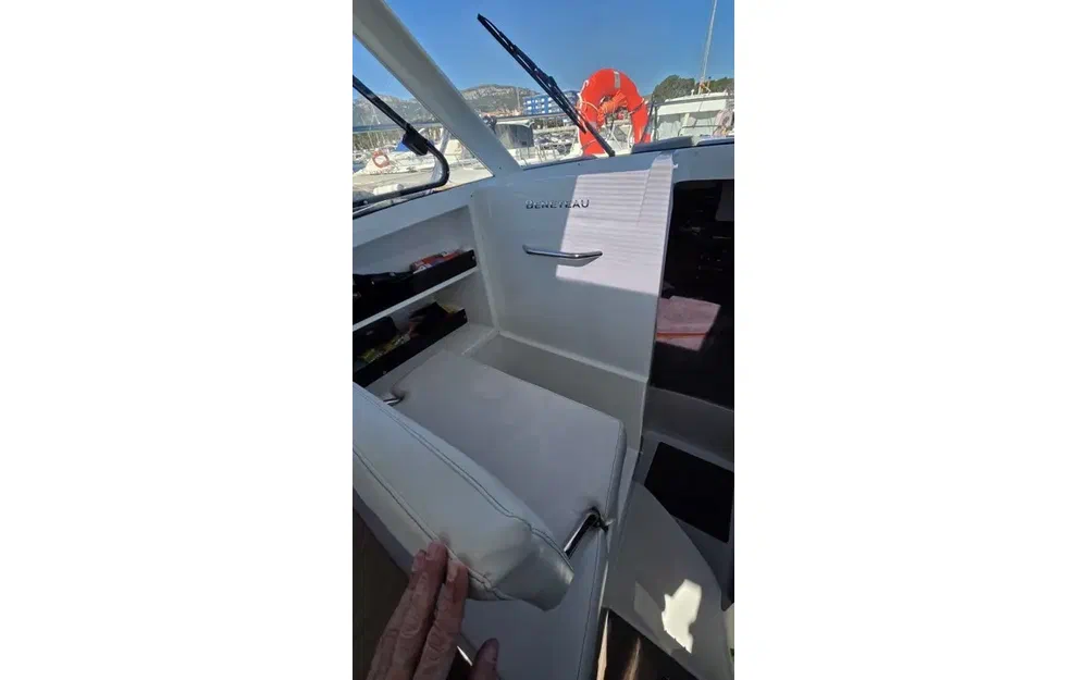 slider 15 Beneteau Antares 8 OB