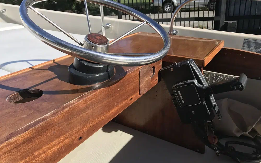 slider 16 Boston Whaler 17