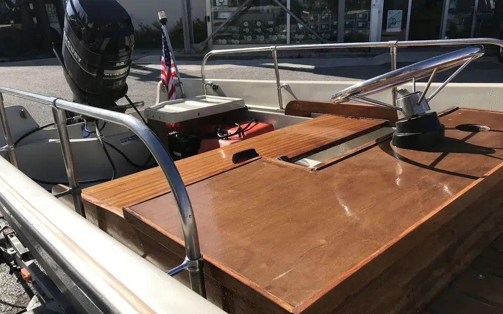 slider 7 Boston Whaler 17