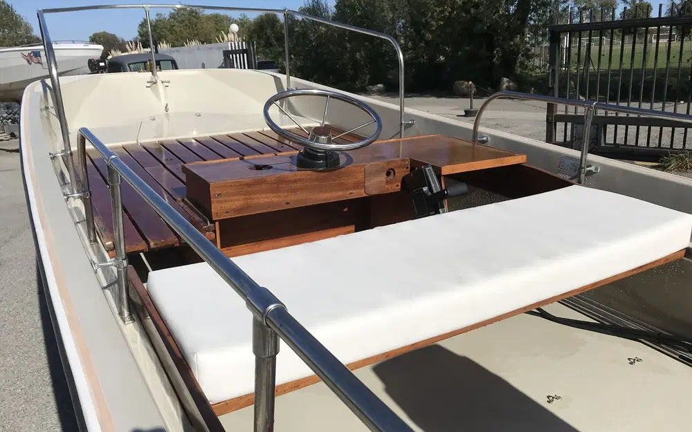 slider 8 Boston Whaler 17