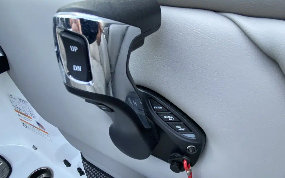 slider 19 Four Winns HD8 OB