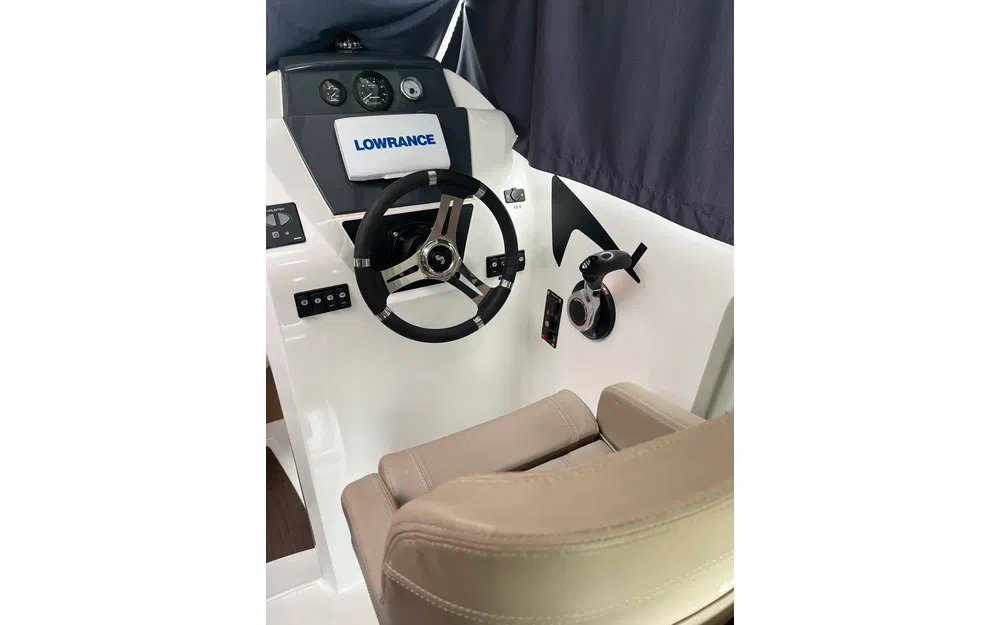 slider 1 Beneteau Antares 780 HB