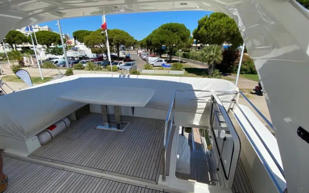 slider 23 Jeanneau Prestige 680