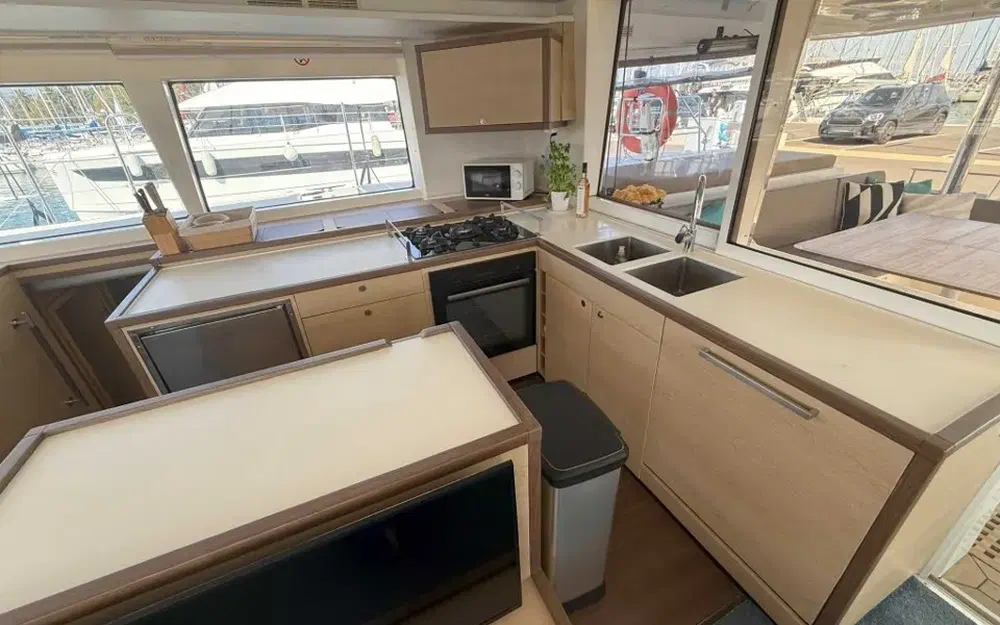 slider 11 Lagoon 560