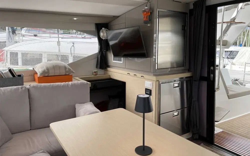 slider 14 Fountaine Pajot Lucia 40