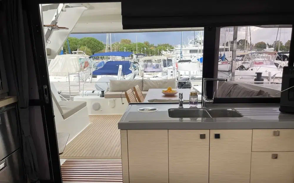 slider 15 Fountaine Pajot Lucia 40