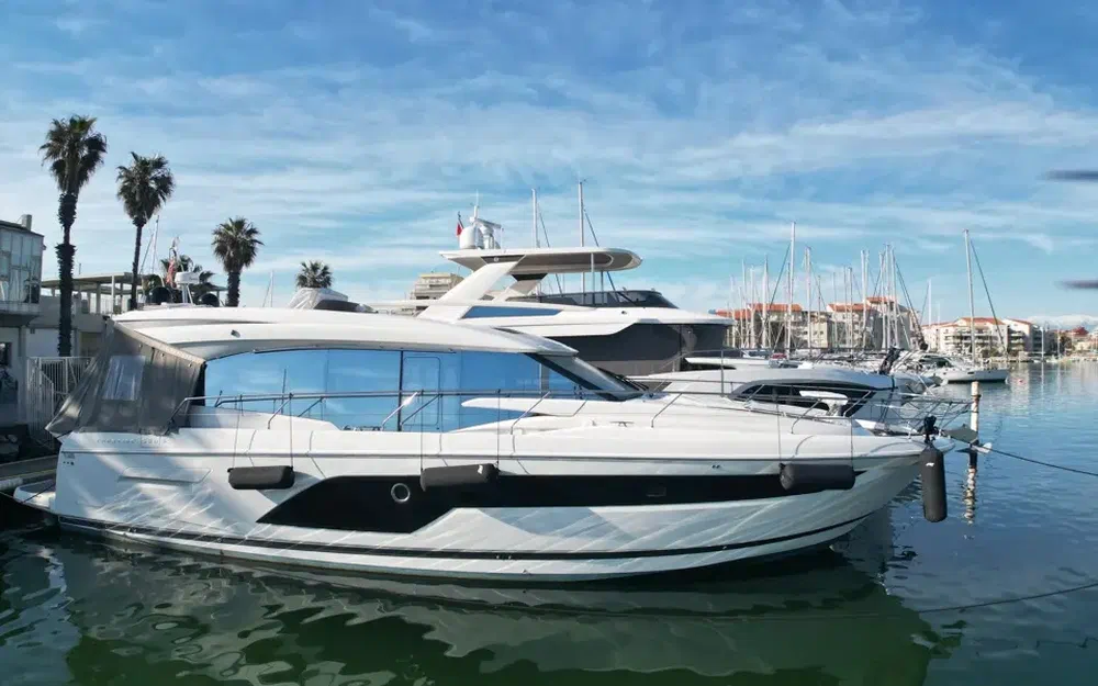 slider 0 Prestige Yachts Prestige 590 S