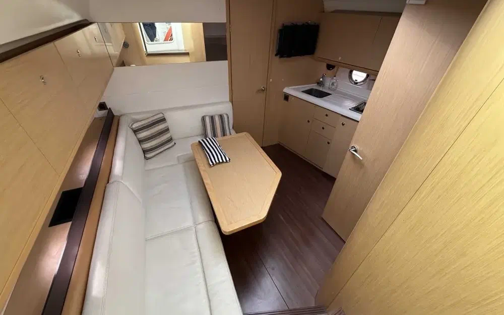 slider 10 Beneteau Gran Turismo 38