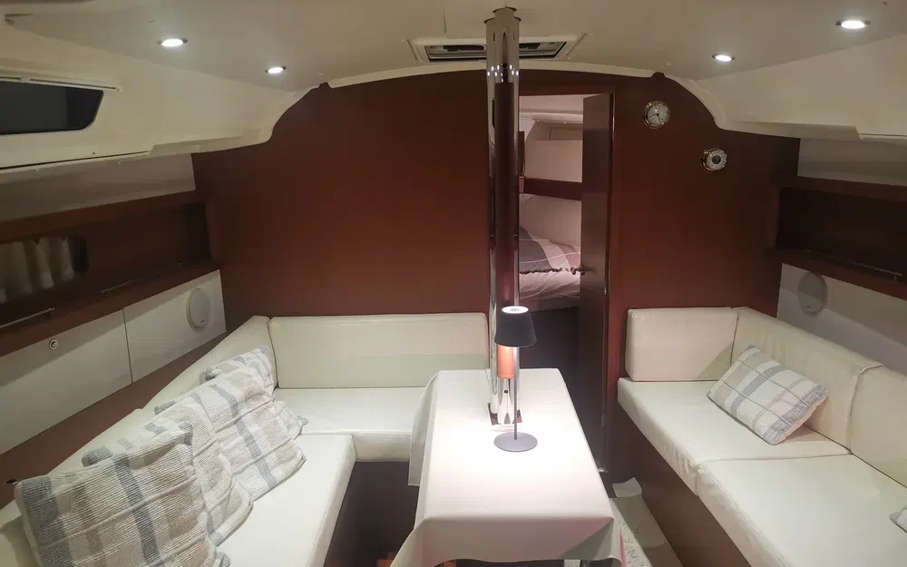 slider 1 Beneteau Oceanis 37 Limited Edition