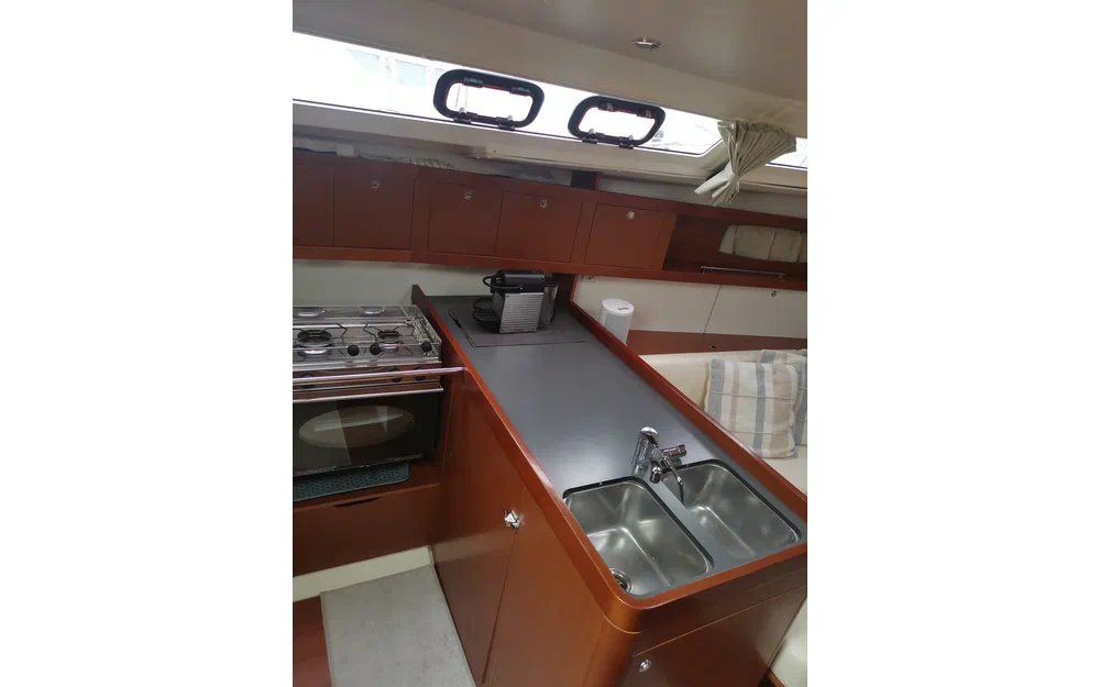 slider 3 Beneteau Oceanis 37 Limited Edition