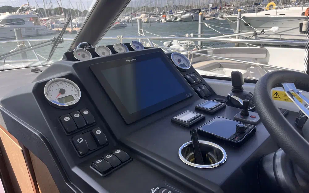 slider 10 Jeanneau NC 33