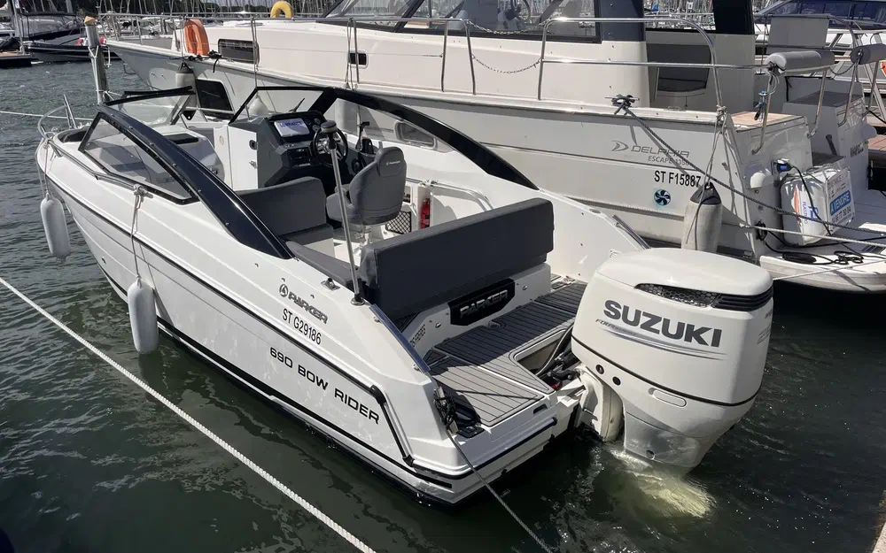 slider 0 Parker 690 Bow Rider