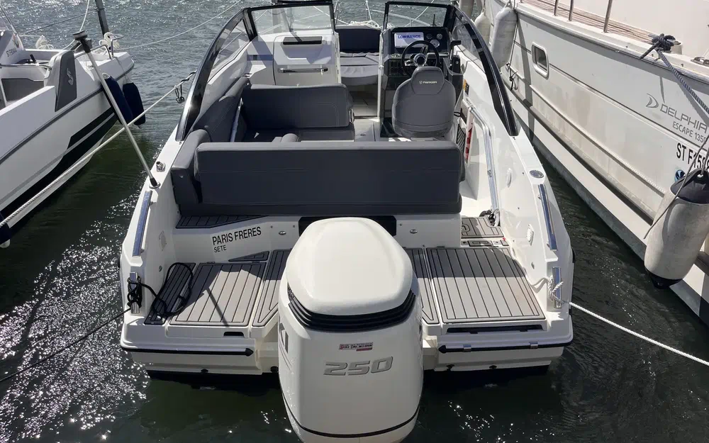 slider 1 Parker 690 Bow Rider