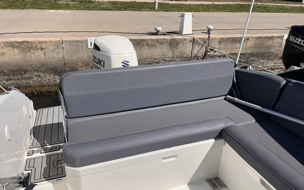 slider 2 Parker 690 Bow Rider