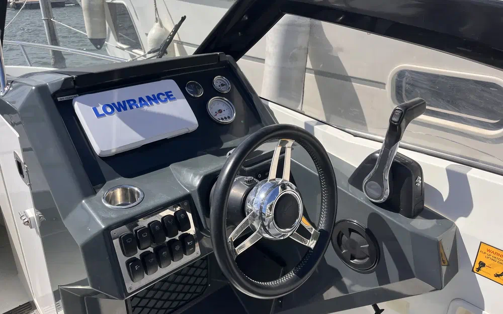 slider 4 Parker 690 Bow Rider