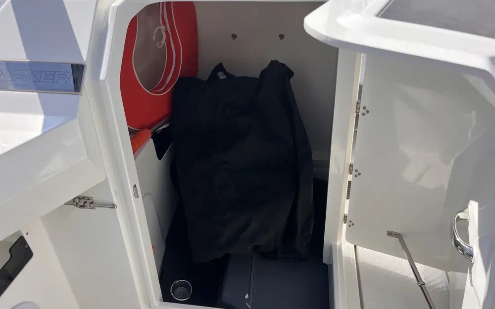 slider 6 Parker 690 Bow Rider