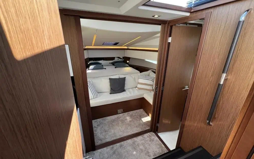 slider 9 Jeanneau Leader 33