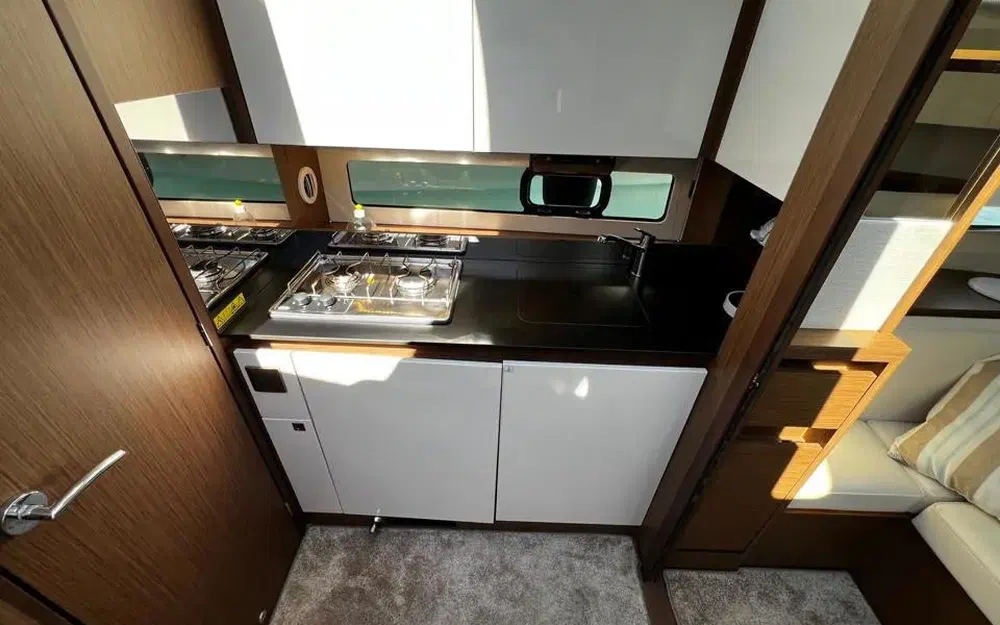 slider 10 Jeanneau Leader 33