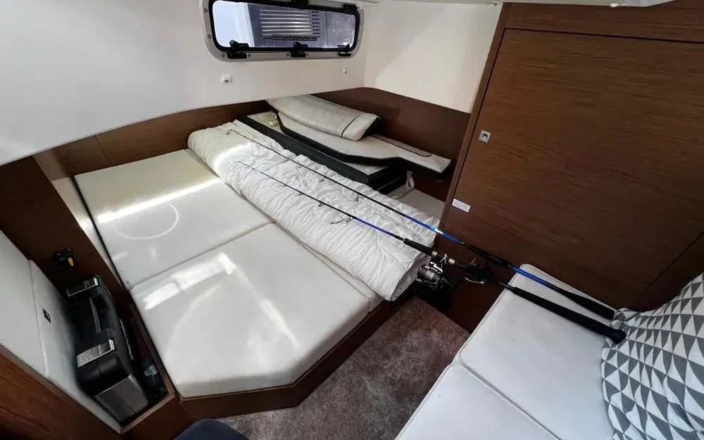 slider 8 Jeanneau Leader 33