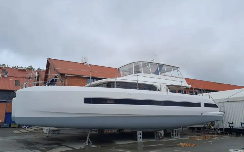 slider 1 Lagoon Sixty 7