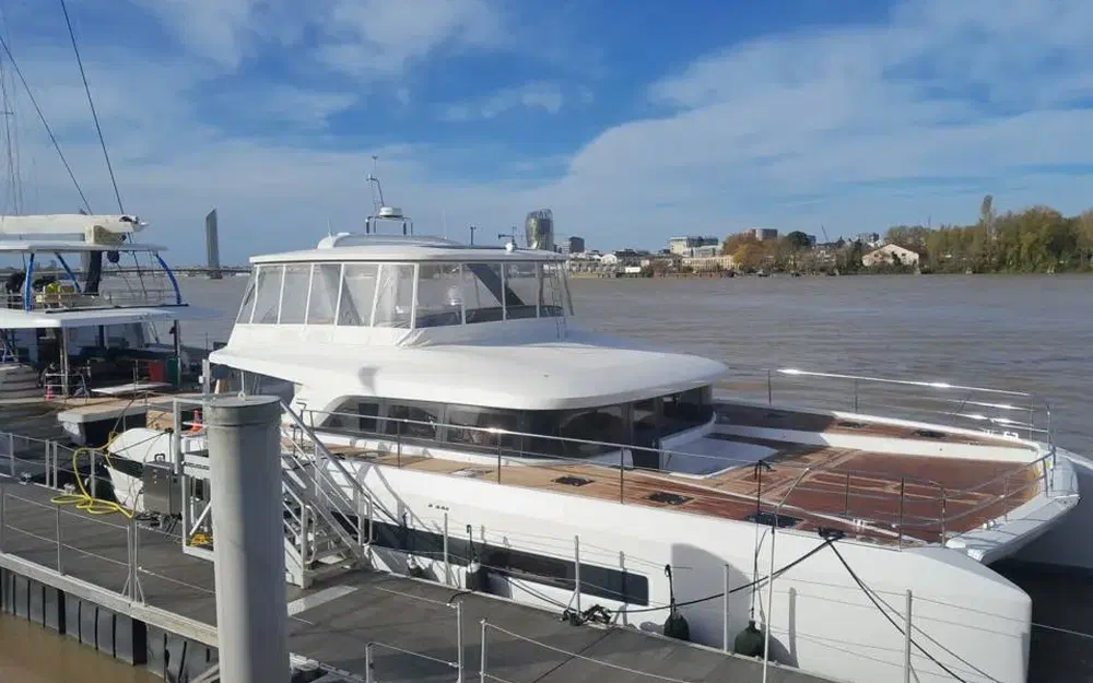 slider 3 Lagoon Sixty 7