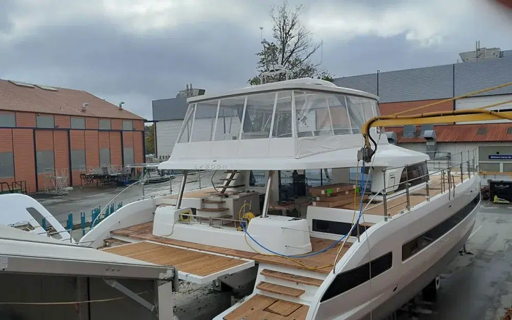 slider 4 Lagoon Sixty 7