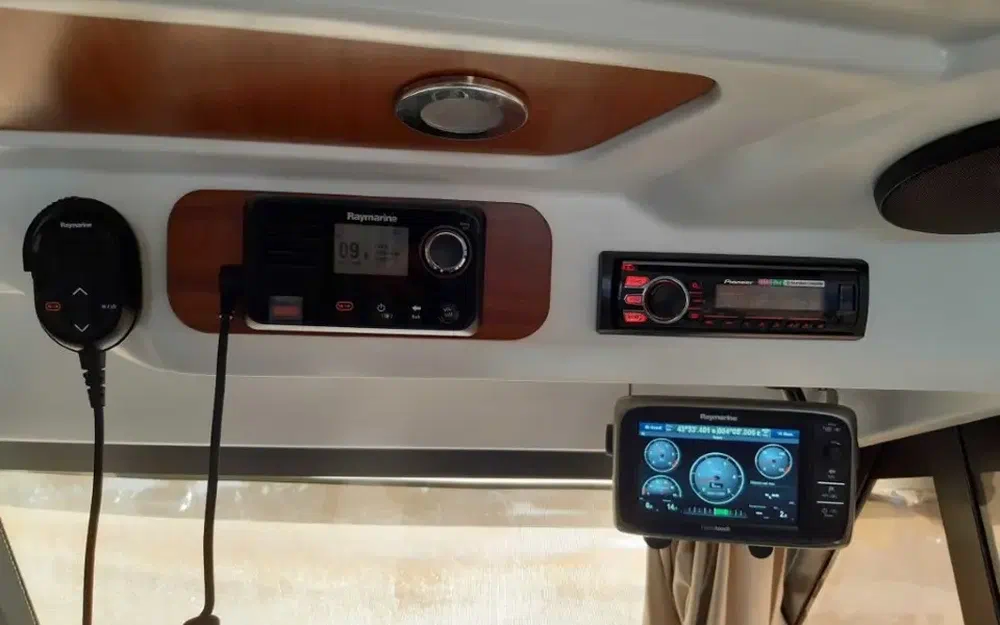 slider 17 Beneteau Antares 30